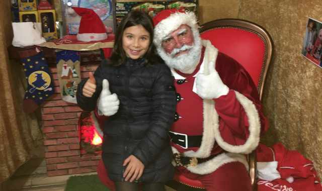 Bari, la storia di Nicola: si trasforma in Babbo Natale per consegnare i doni ai bimbi malati